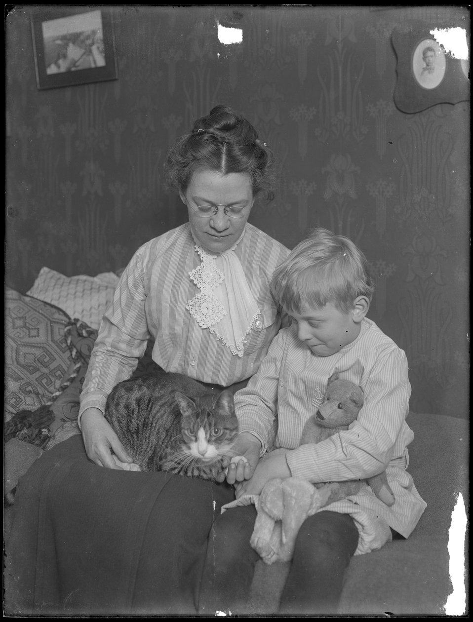 Harriet E. Hassler和William Gray Hassler，坐着虎斑猫（Reddy）和泰迪熊，c.1911 作者 威廉·戴维斯·哈斯勒