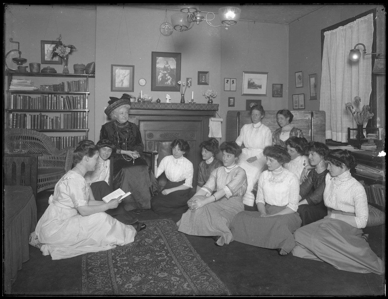 Harriet E. Hassler与一群年轻女性，纽约市第13街206号，1912年 作者 威廉·戴维斯·哈斯勒
