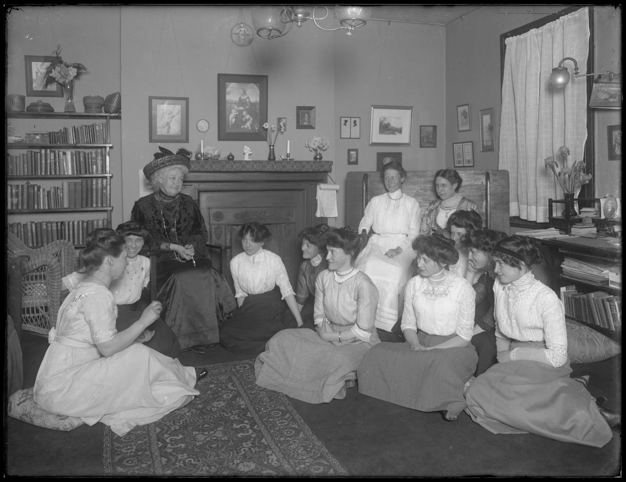 Harriet E. Hassler与一群年轻女性，纽约市第13街206号，1912年 作者 威廉·戴维斯·哈斯勒