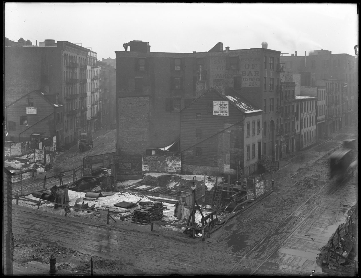 1916年2月18日，纽约市唐宁街，西休斯顿街和瓦里克街的交叉口的高角度视图 作者 威廉·戴维斯·哈斯勒