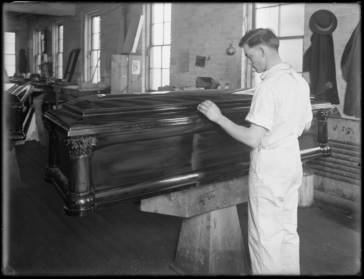 检查一个棺材，1916年4月3日，纽约州奥奈达市 作者 威廉·戴维斯·哈斯勒
