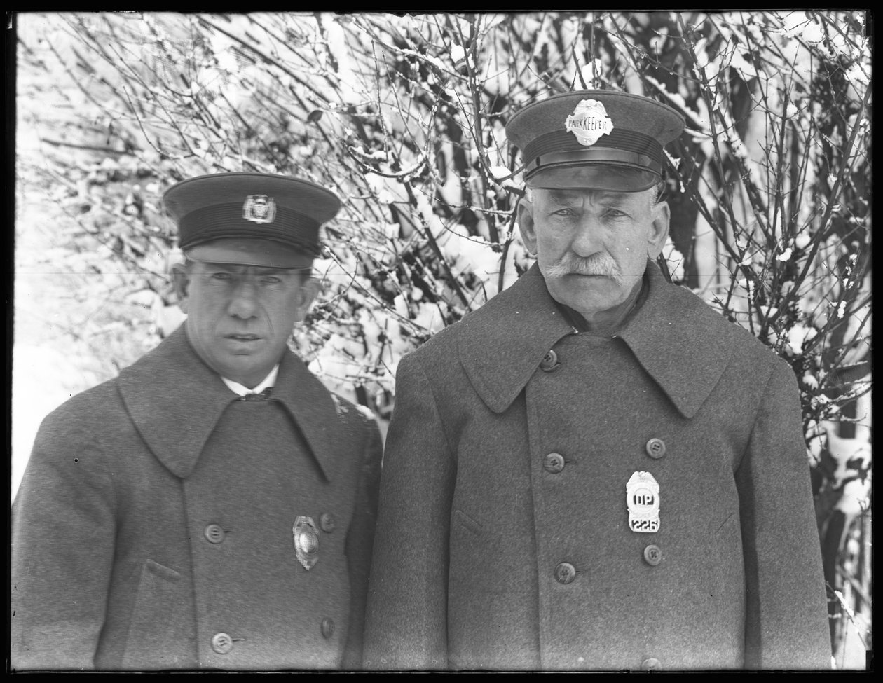 1915年3月7日，拉里·凯西（Larry Casey）和约翰·康诺利（John Connolly）在雪地里穿着冬季制服，Isham Park，Inwood，纽约市 作者 威廉·戴维斯·哈斯勒