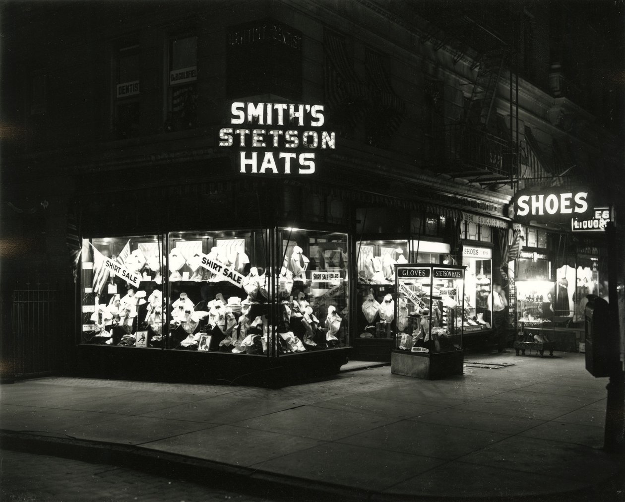 点亮商店前面广告Smith&39;s Stetson Hats，Shoes，Liquors，c.1910-21 作者 威廉·戴维斯·哈斯勒