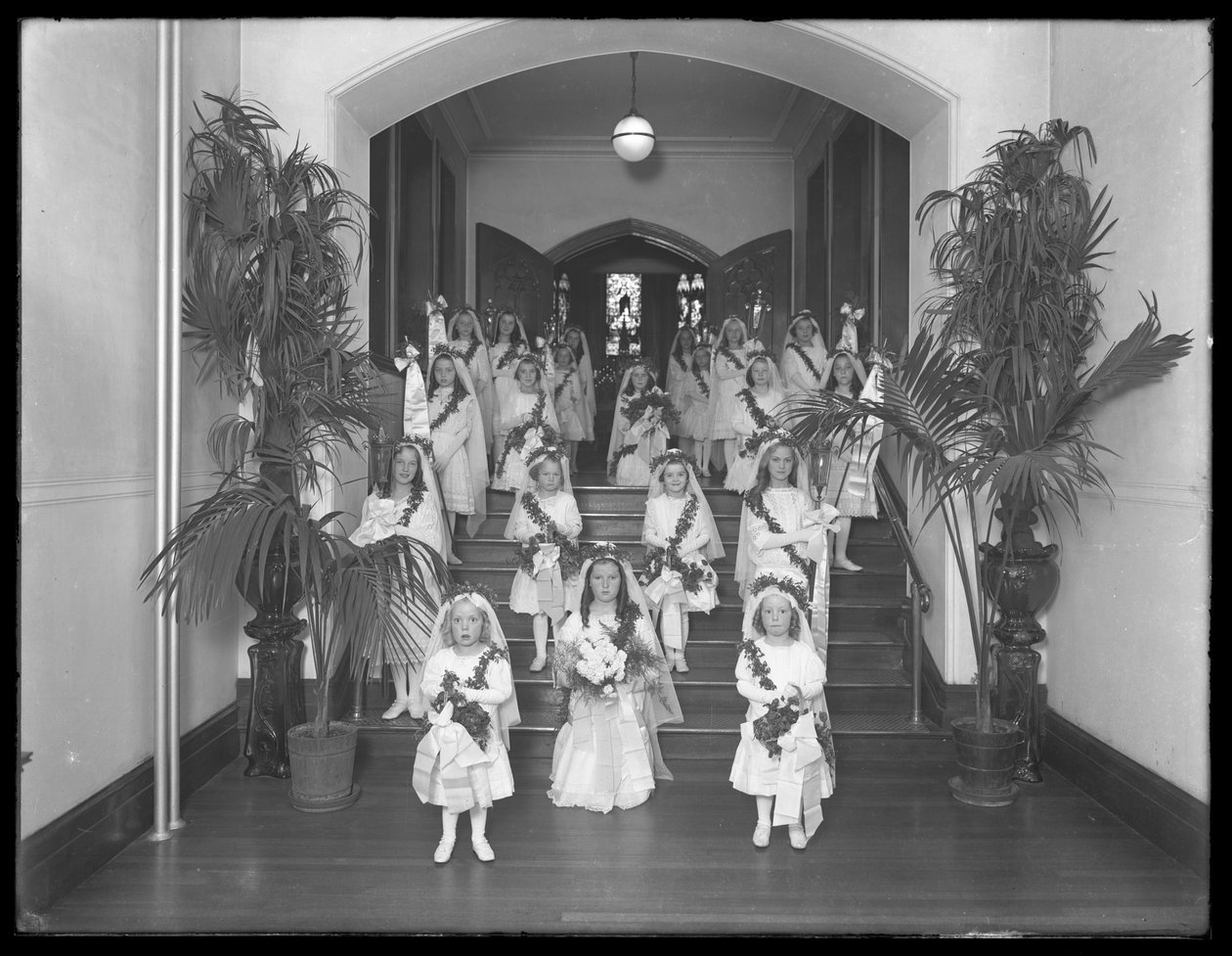 1914年10月20日，罗马天主教孤儿庇护所，金斯布里奇，布朗克斯的小女孩，从带有花环和花环的白色礼服的教堂回来 作者 威廉·戴维斯·哈斯勒
