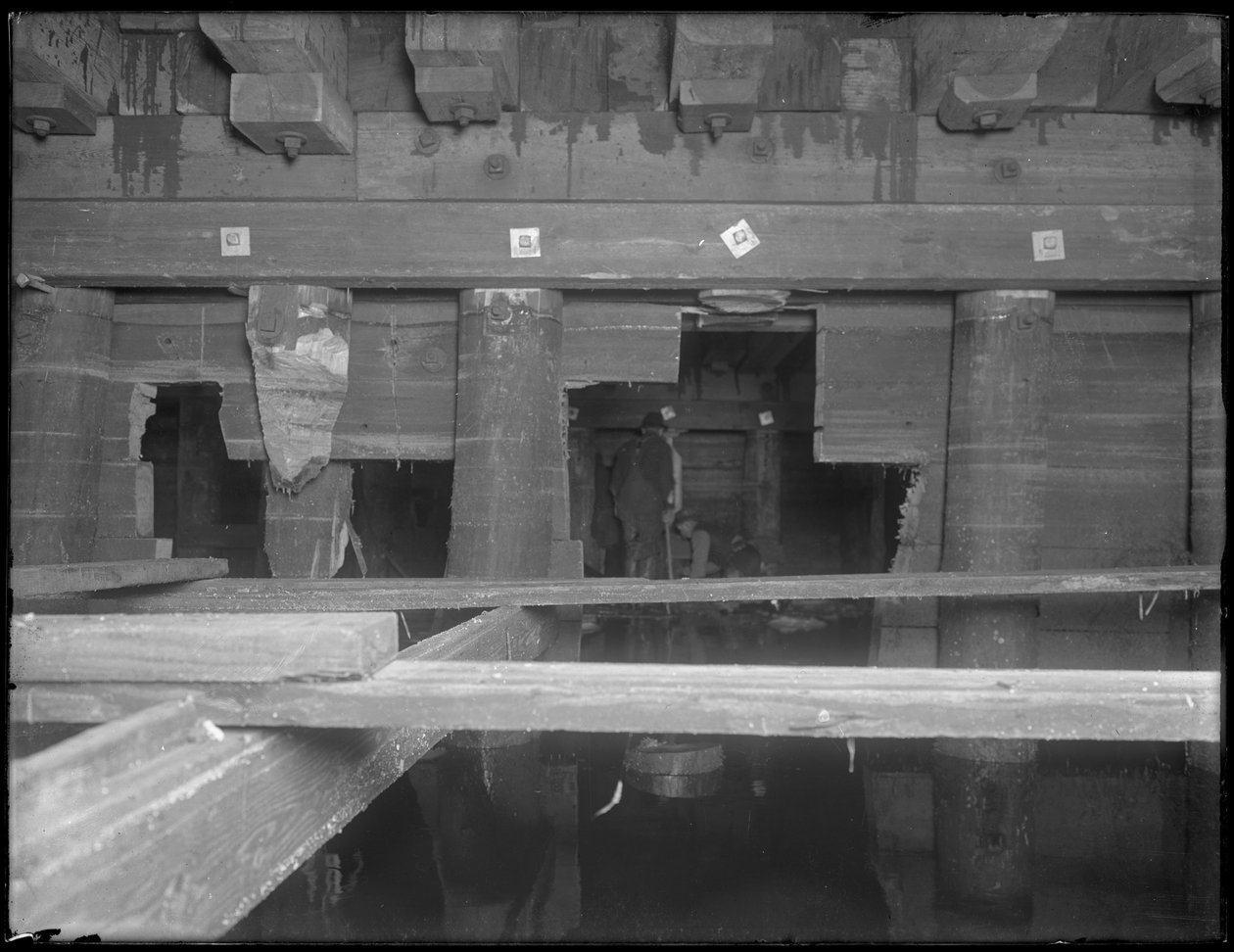 男子在纽约W. 129th Street下水道工作，1911年 作者 威廉·戴维斯·哈斯勒