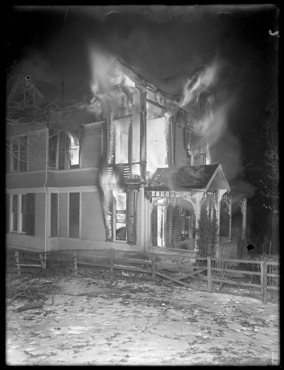普雷斯科特小屋火灾在晚上，Inwood Hill，1914年 作者 威廉·戴维斯·哈斯勒