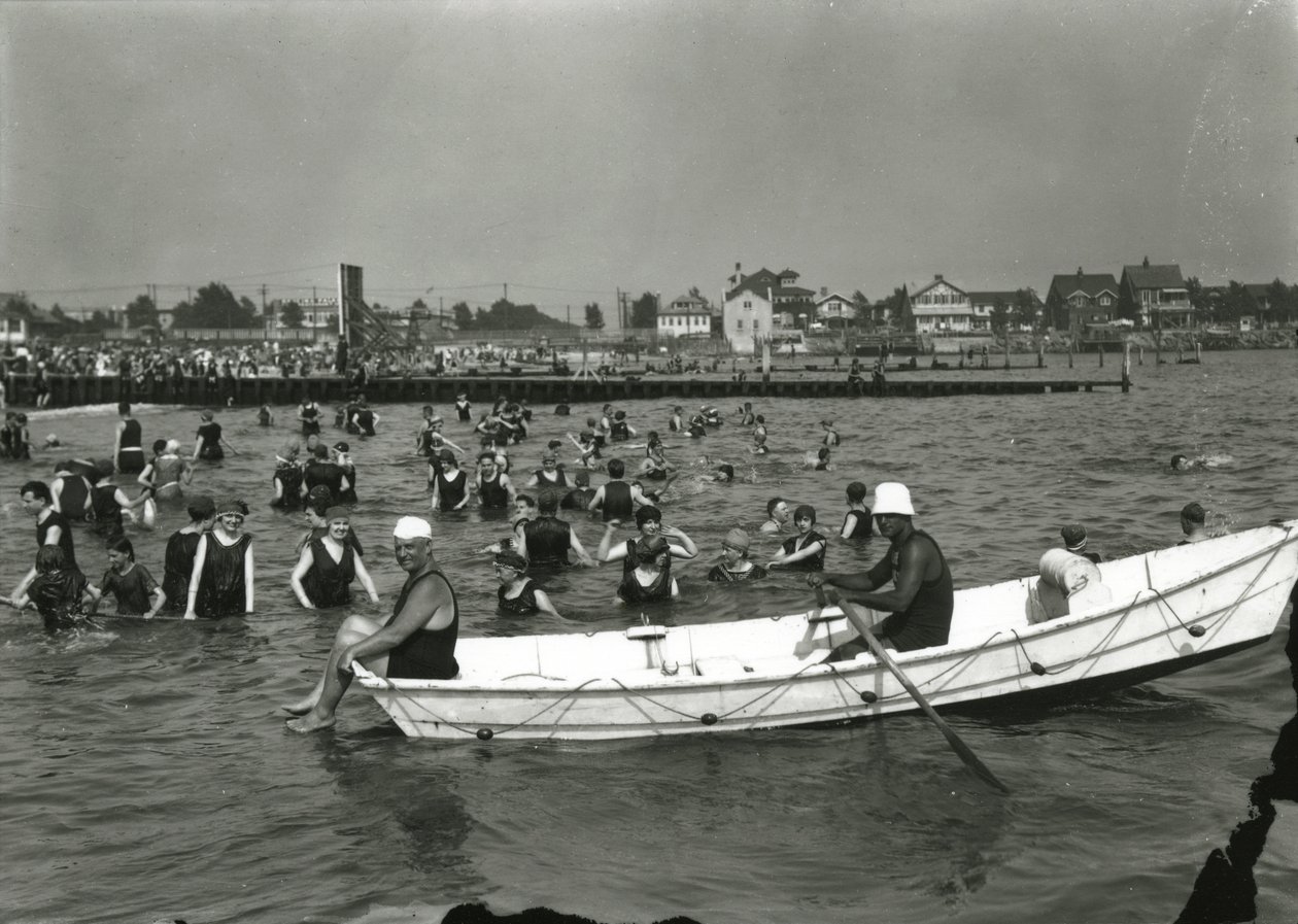 划艇和游泳者在水中，康尼岛，c.1910-21 作者 威廉·戴维斯·哈斯勒