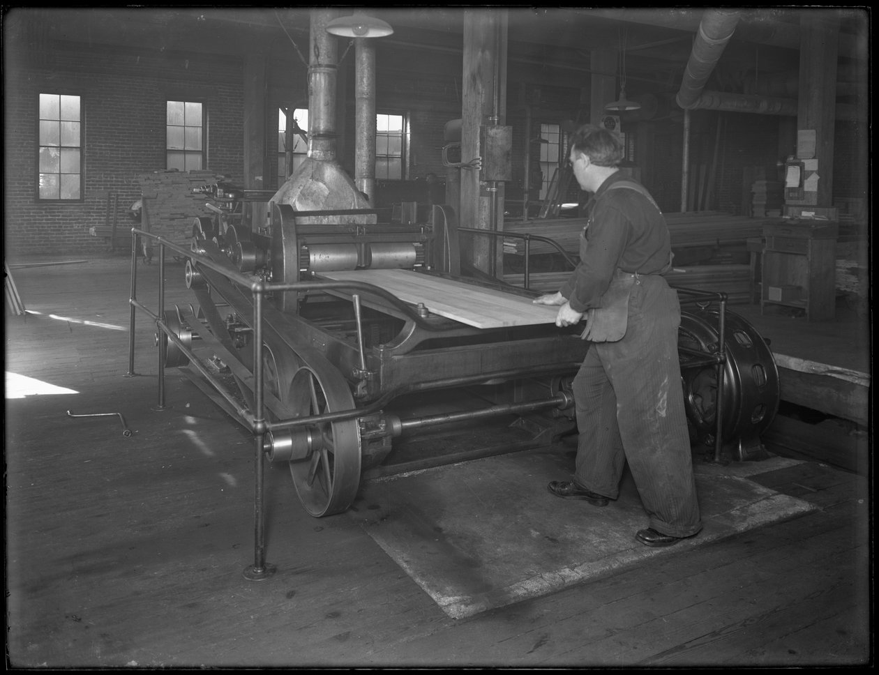 1916年4月3日，纽约奥奈达，通过双面刨床运行用于棺材制造的木材 作者 威廉·戴维斯·哈斯勒