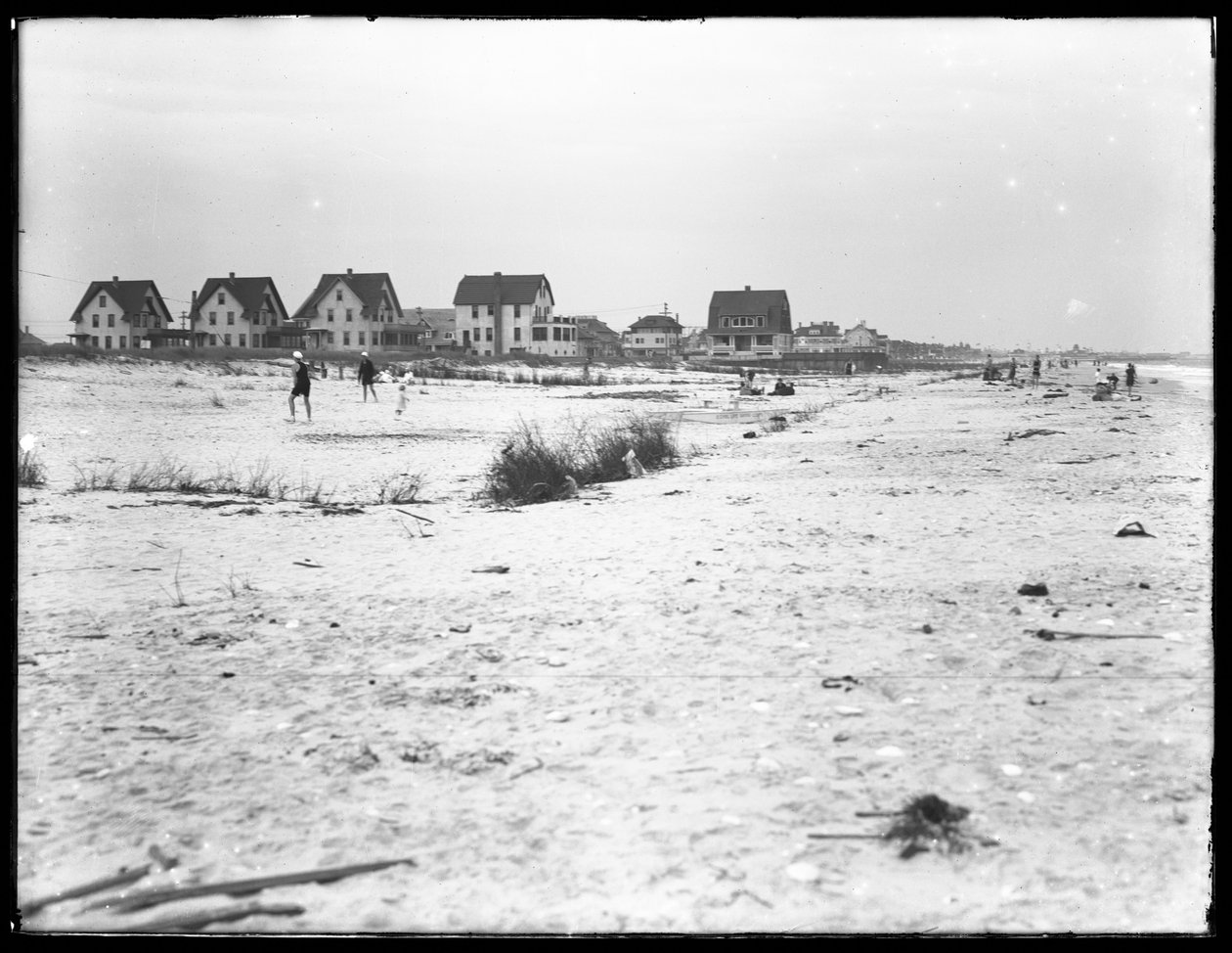 1915年7月11日，海滨地段和海滩，美女港，皇后区全景视图的下半部分 作者 威廉·戴维斯·哈斯勒