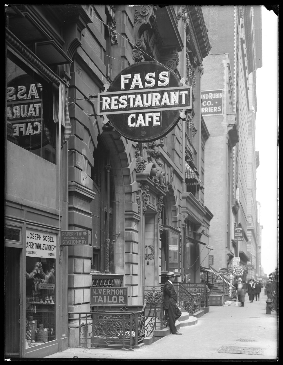 1916年6月14日，纽约市第31街31号FassCafé的签约 作者 威廉·戴维斯·哈斯勒