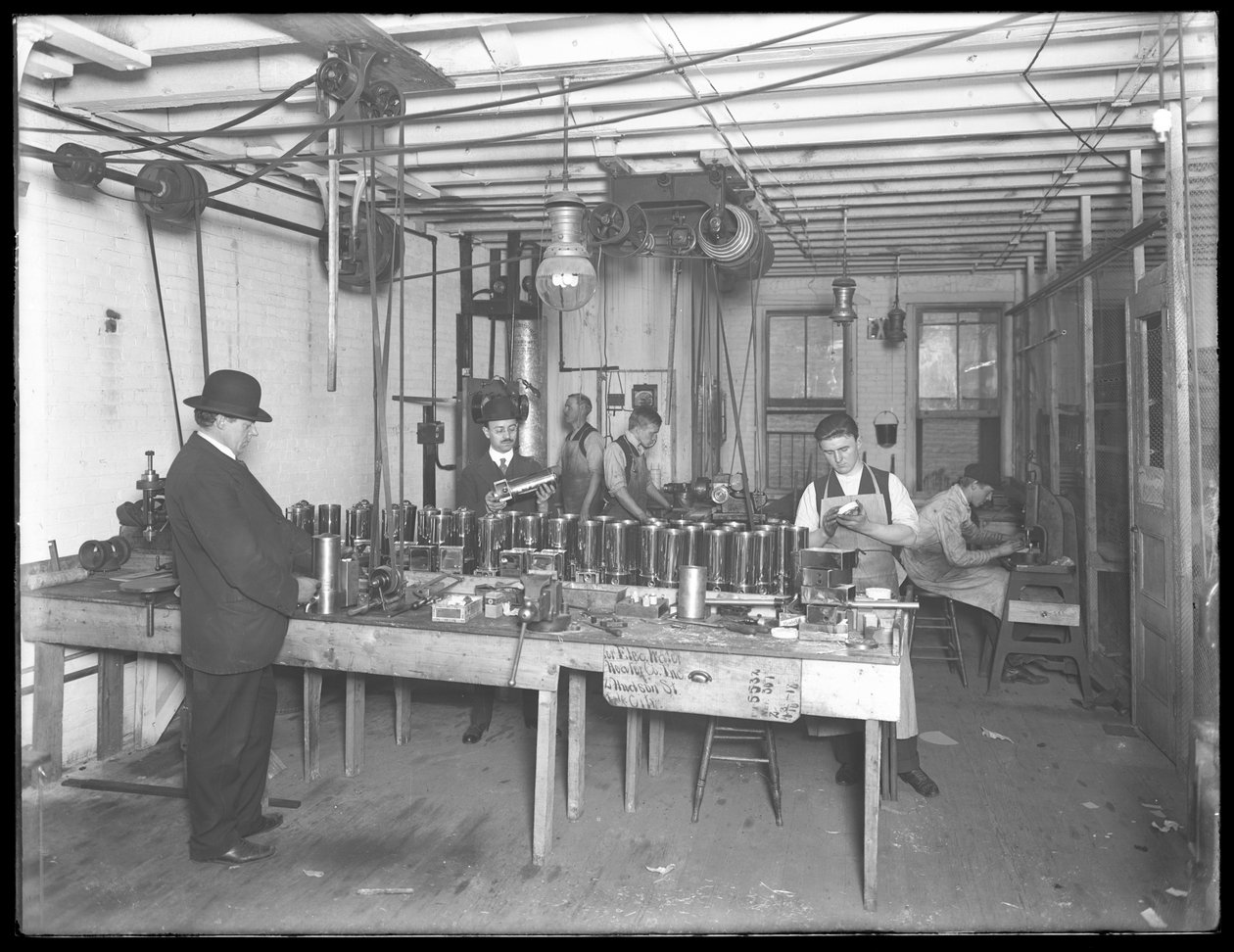 1914年12月31日，纽约市哈德逊街42号间歇泉电热水器公司六楼车间 作者 威廉·戴维斯·哈斯勒