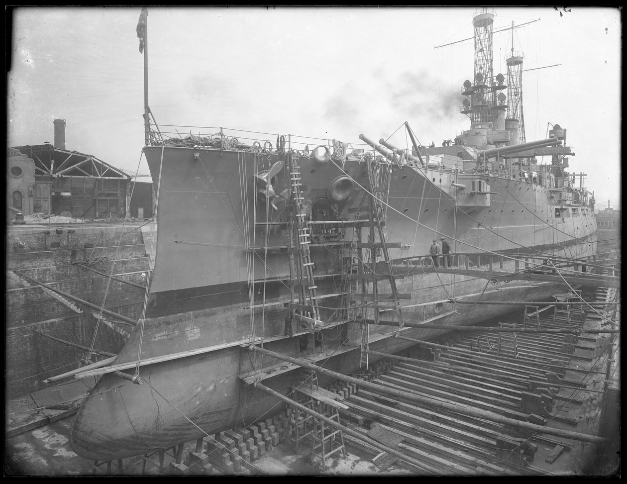 犹他州号犹他州位于布鲁克林海军造船厂的干船坞，c.1912 作者 威廉·戴维斯·哈斯勒