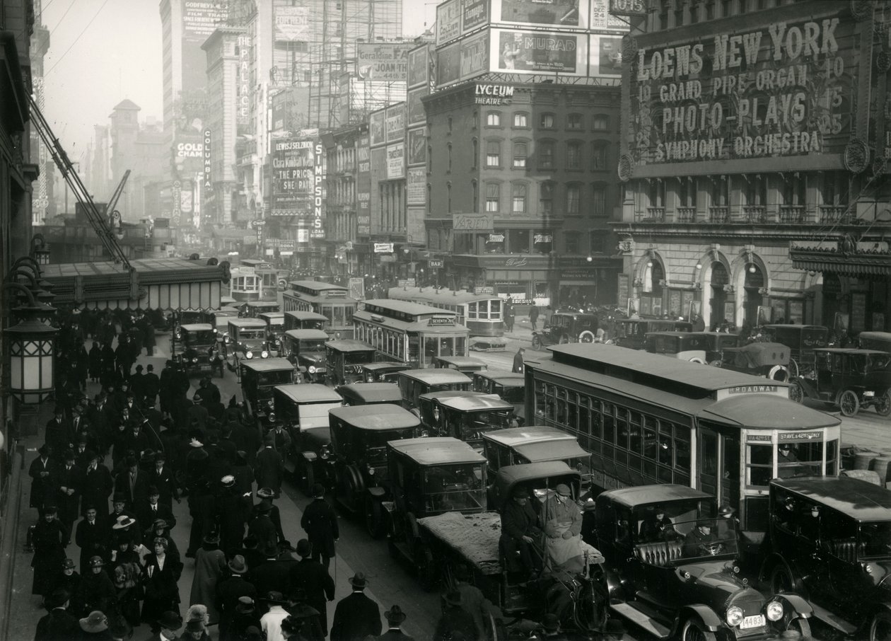时代广场，拥挤的汽车，公共汽车和人，c.1917 作者 威廉·戴维斯·哈斯勒