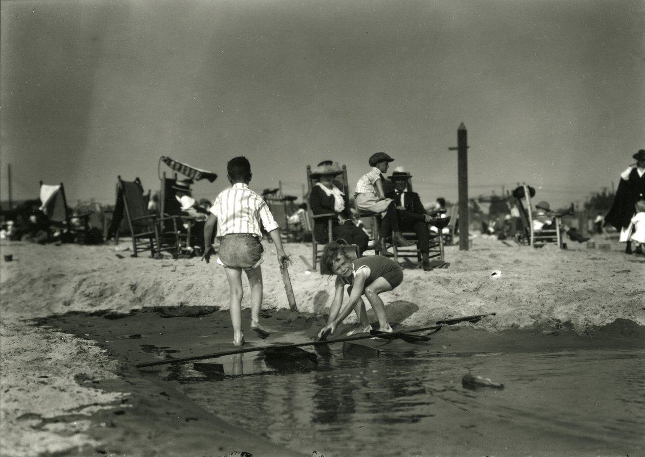两个孩子在浅滩中玩木屑，康尼岛，c.1910-21 作者 威廉·戴维斯·哈斯勒