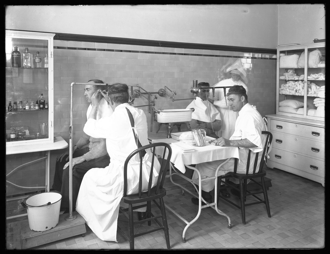 1914年10月30日，布朗克斯Spuyten Duyvil的Seton医院主要医院检查室检查了两名患者 作者 威廉·戴维斯·哈斯勒