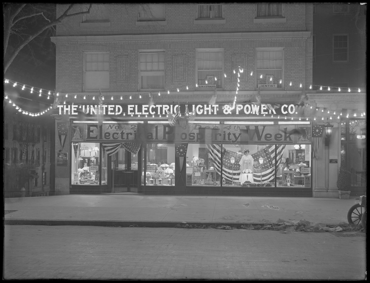 1915年11月29日至12月4日，纽约市为“电气繁荣周”装饰的United Electric Light und Power Company店面 作者 威廉·戴维斯·哈斯勒