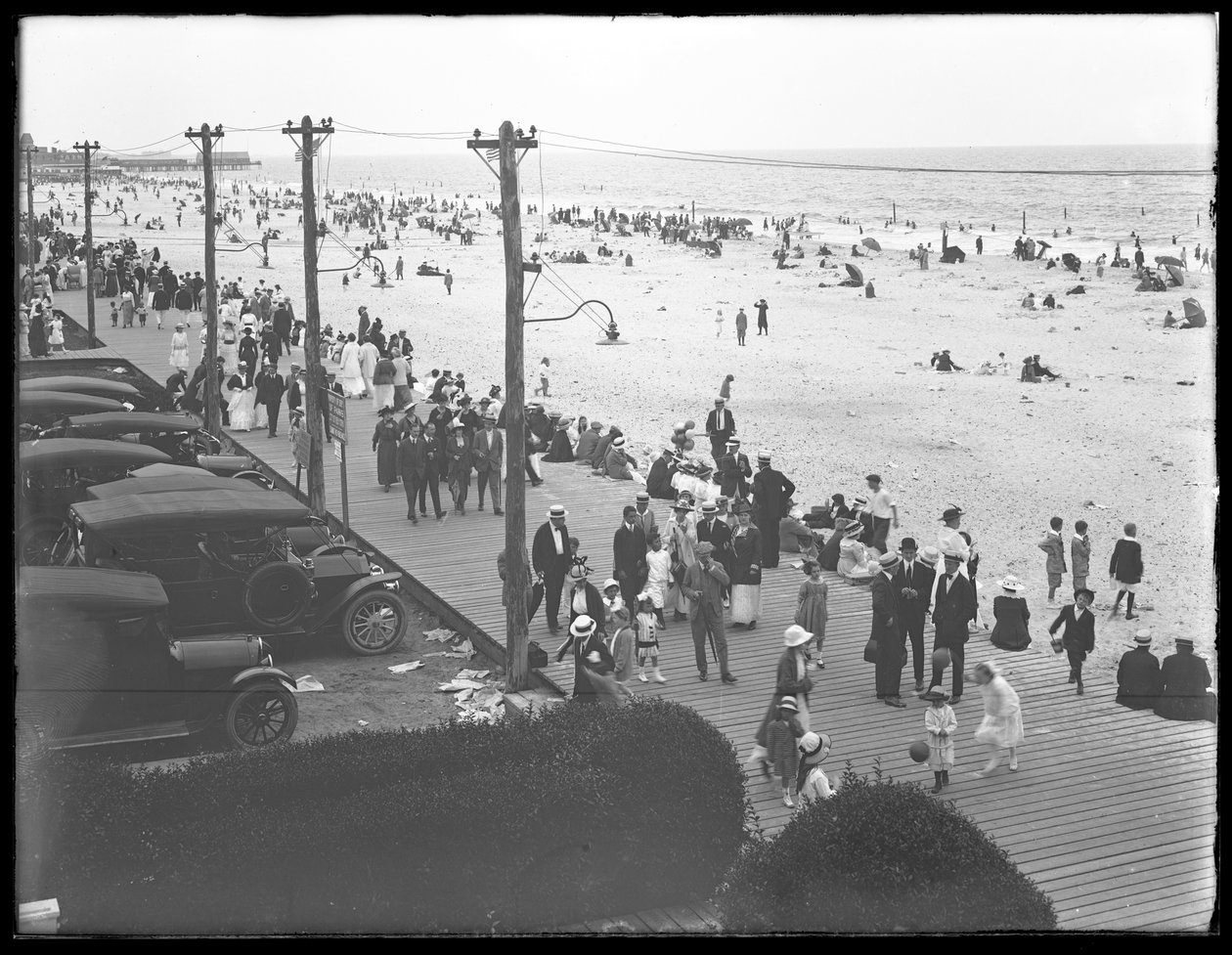 1915年7月11日，从Curley&39;s酒店，Belle Harbour，皇后区观看木板路和海滩 作者 威廉·戴维斯·哈斯勒