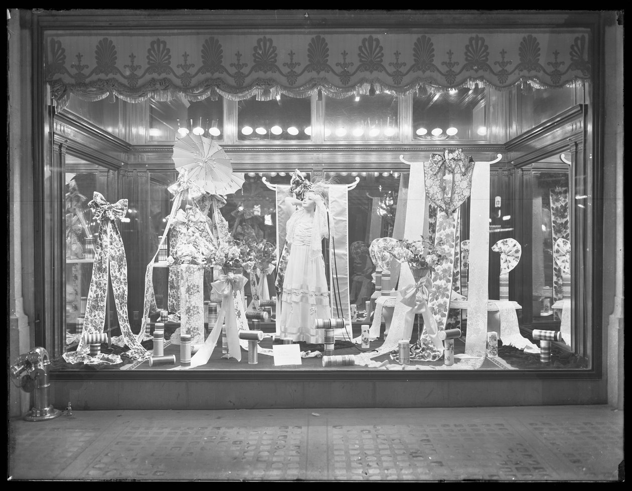 1915年3月10日，纽约市吉姆贝尔百货商店的丝带橱窗展示 作者 威廉·戴维斯·哈斯勒