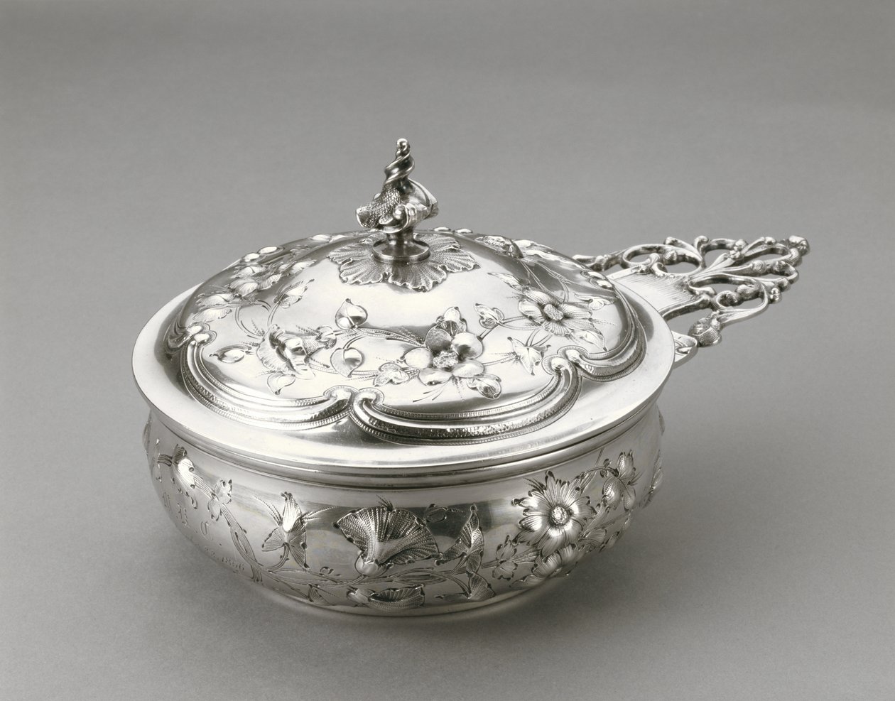 带盖子的瓷器，约1856年（银质）。 作者 威廉·福布斯
