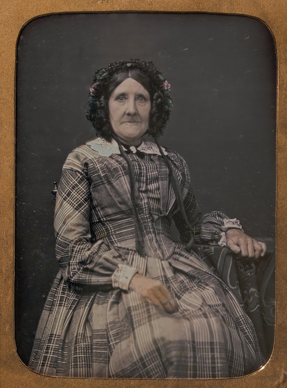 坐着的老年妇女穿着格子裙和戴着帽子，1854-60。 作者 威廉·哈迪·肯特