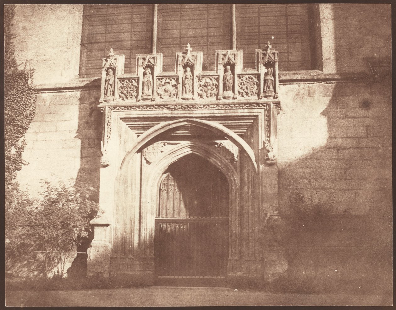 牛津大学麦格达伦学院的古老大门，1843 年 4 月（照片） 作者 威廉·亨利·福克斯·塔尔伯特