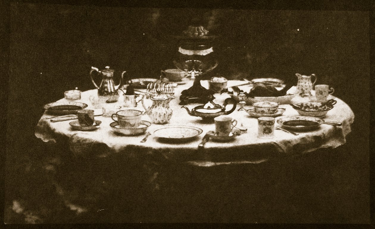 一张优雅的桌子，c.1841（来自calotype negative的盐纸打印） 作者 威廉·亨利·福克斯·塔尔伯特