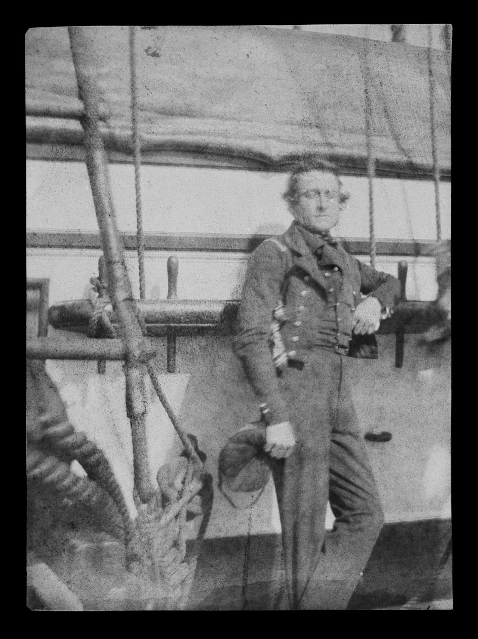 一名身份不明的海军军官（？）站在 80 炮三层甲板的 HMS "Superb "号（1842 年）左舷的系缆销栏杆旁。反转数字文件以创建黑白正片。 作者 威廉·亨利·福克斯·塔尔伯特