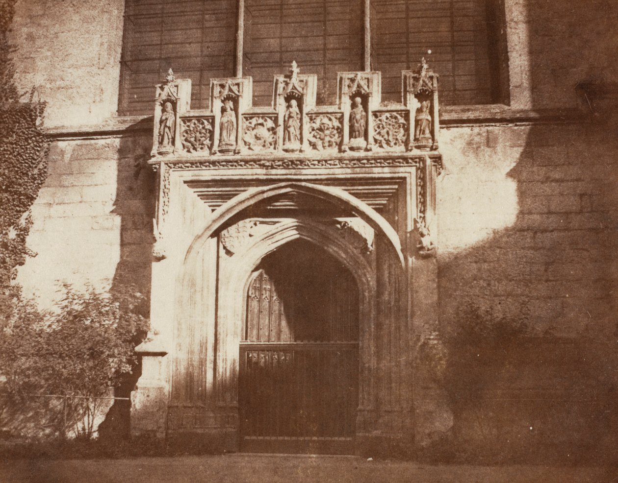 牛津大学玛格达琳学院的古门，1843年。 作者 威廉·亨利·福克斯·塔尔伯特