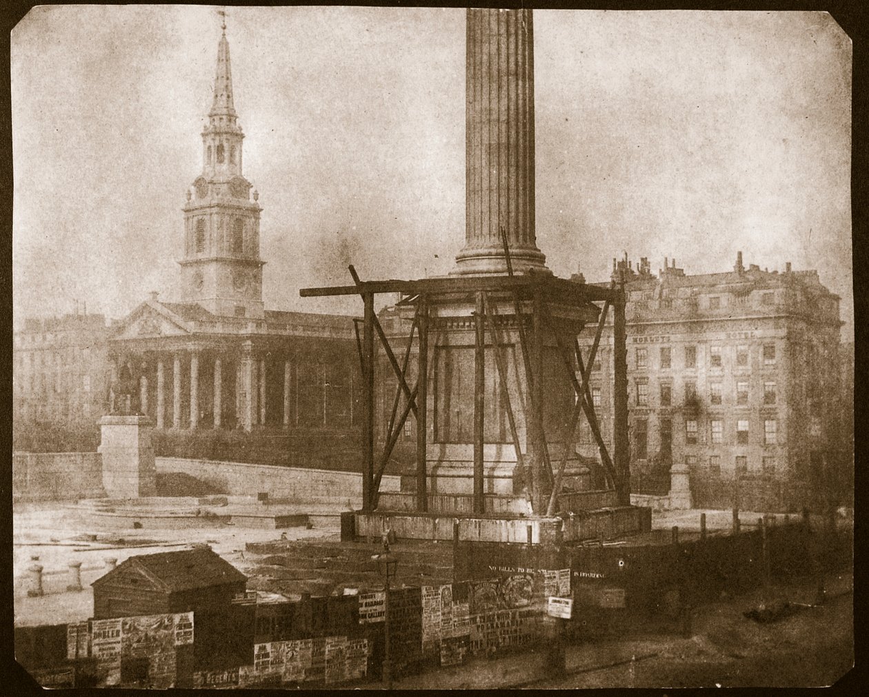 正在建造的尼尔森柱，c.1841（来自calotype negative的盐纸打印） 作者 威廉·亨利·福克斯·塔尔伯特