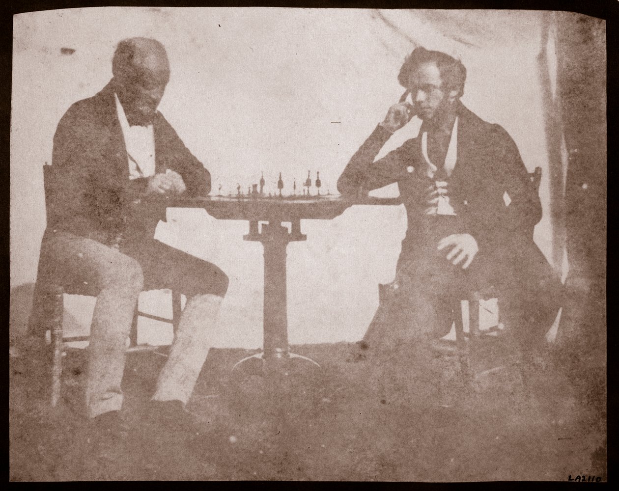 尼古拉斯·亨尼曼（Nicolaas Henneman）在1841年9月的国际象棋游戏中考虑了他的举动（来自calotype negative的盐纸印刷） 作者 威廉·亨利·福克斯·塔尔伯特