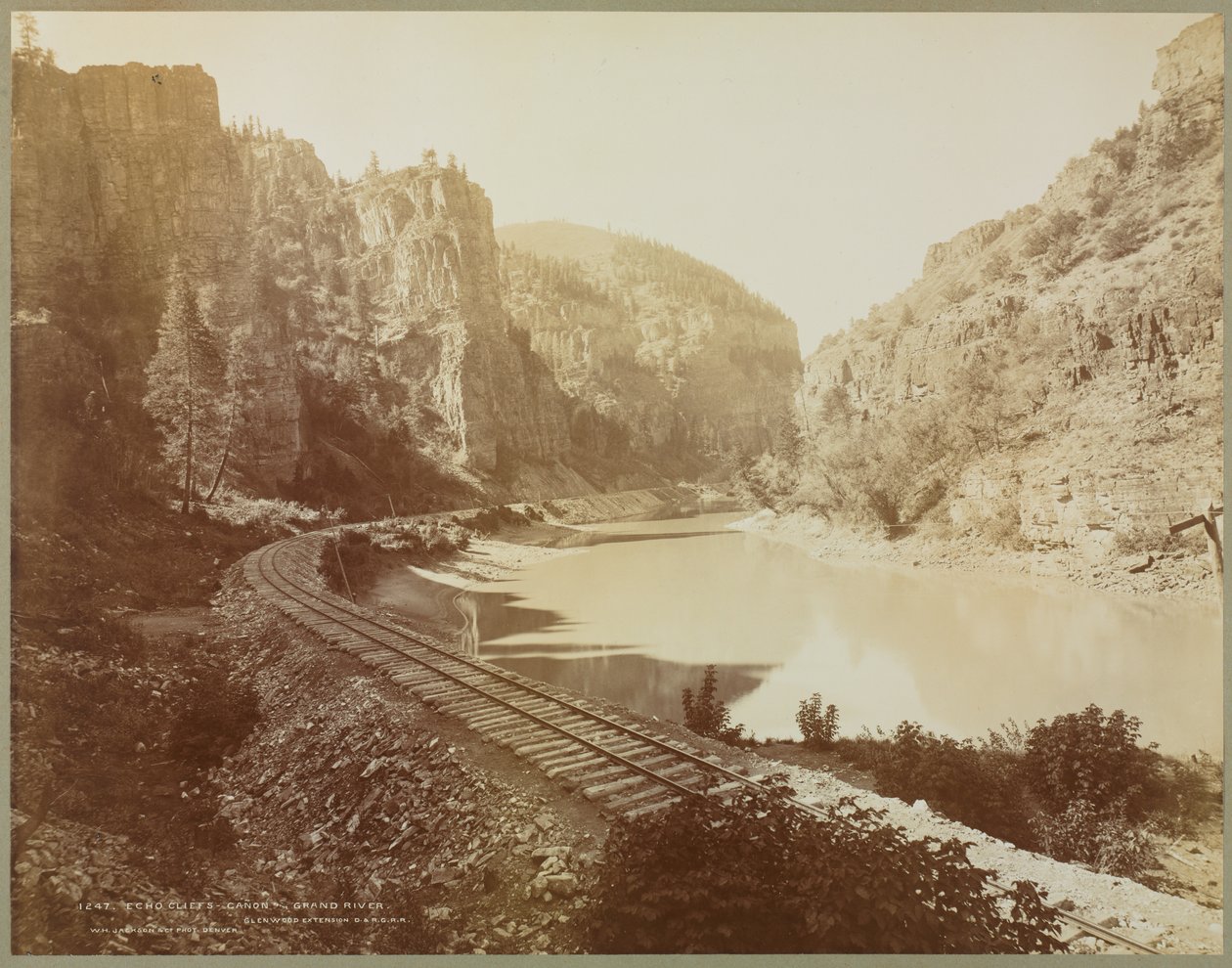 回声悬崖，格兰德河峡谷，格伦伍德扩展，科罗拉多州，1885年。 作者 威廉·亨利·杰克逊