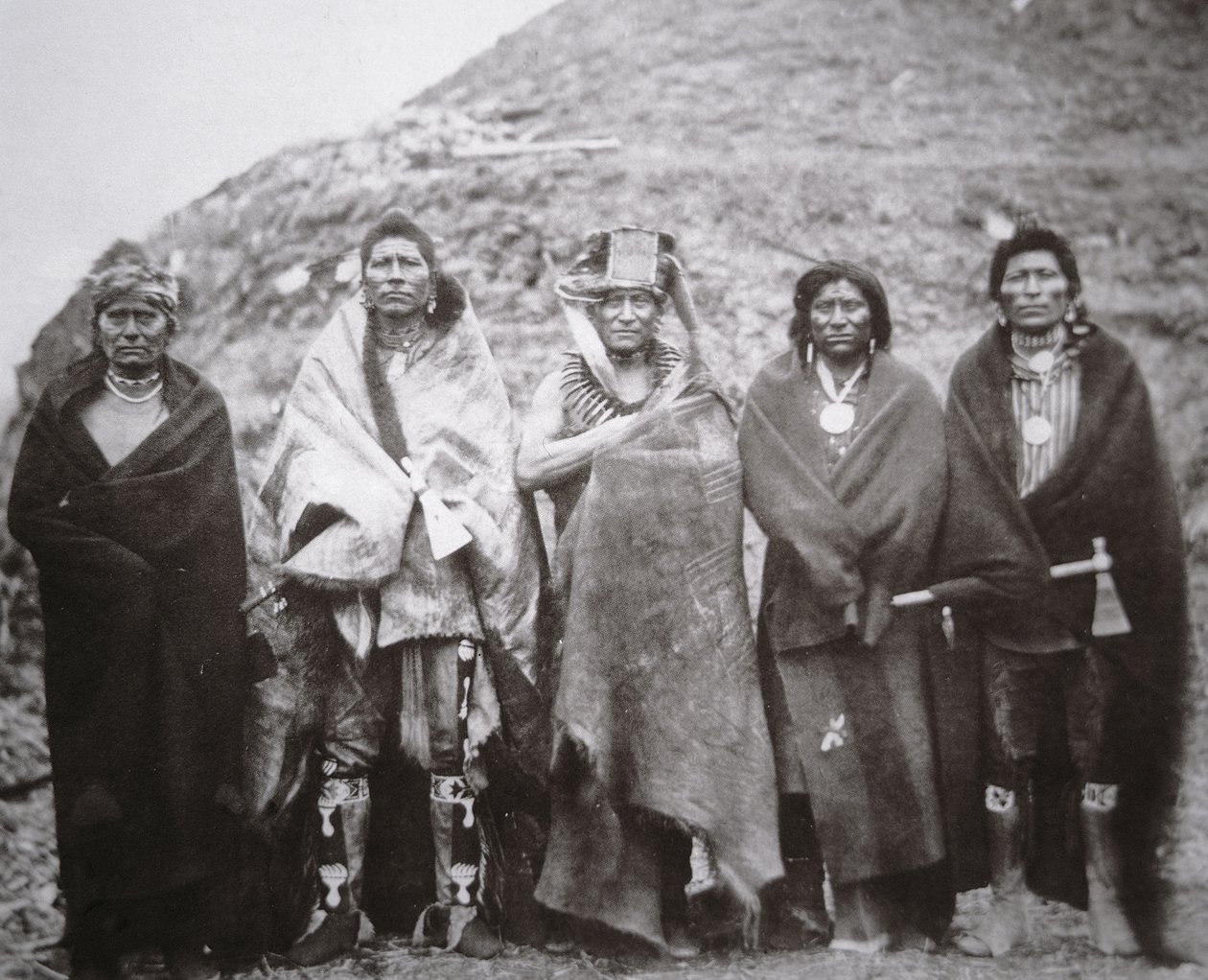 波尼族人在部落土屋前，约1869年（黑白照片）。 作者 威廉·亨利·杰克逊