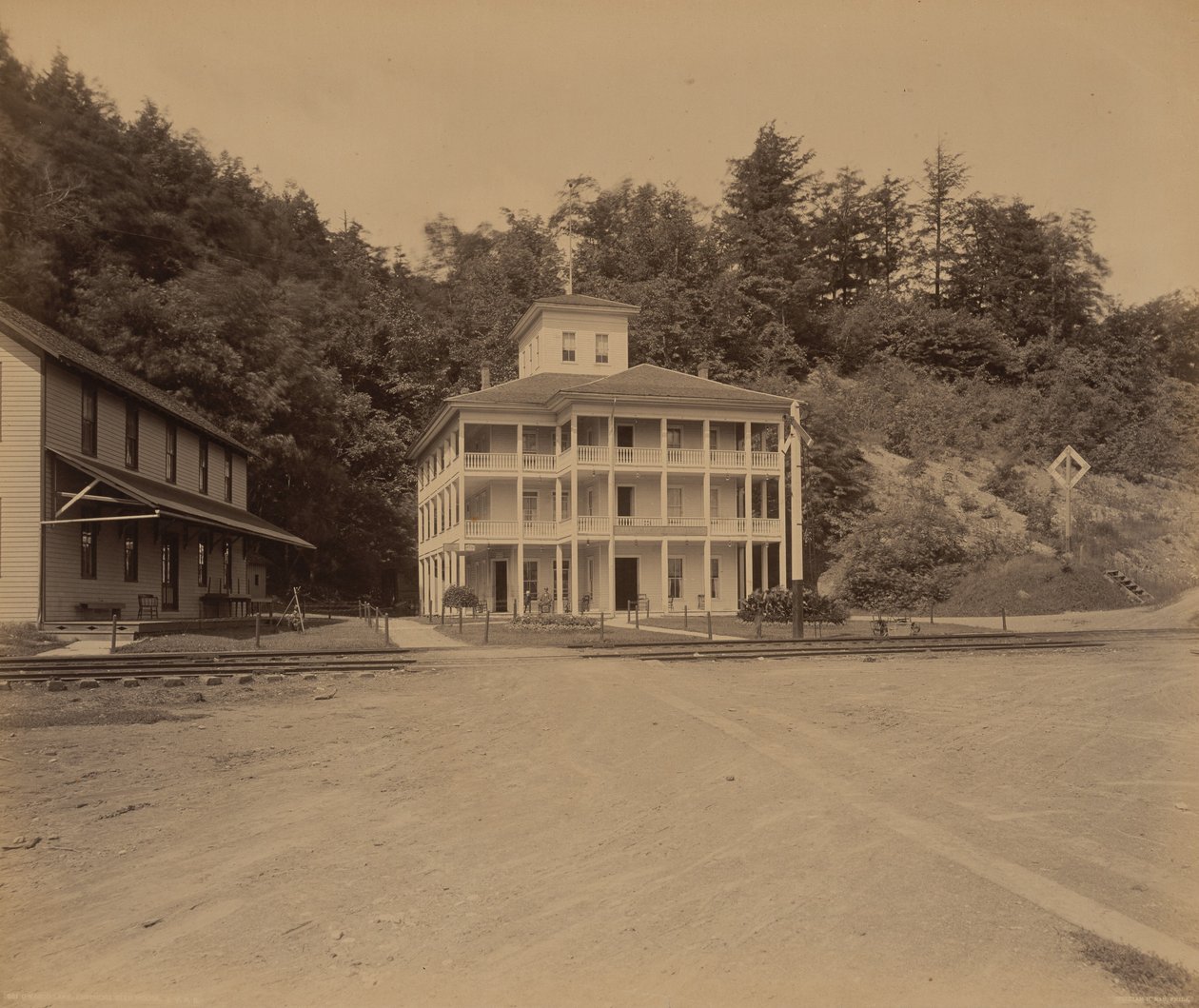奥瓦斯科湖，Ensenore Glen House，约 1895 年（照片1895 年（照片） 作者 威廉·赫尔曼·劳