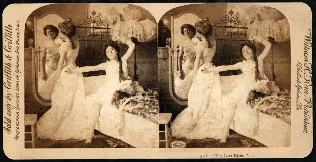&39;The Late Riser&39;，幽默的立体卡片，c.1900（棕褐色照片）（另见473258） 作者 威廉·赫尔曼·劳