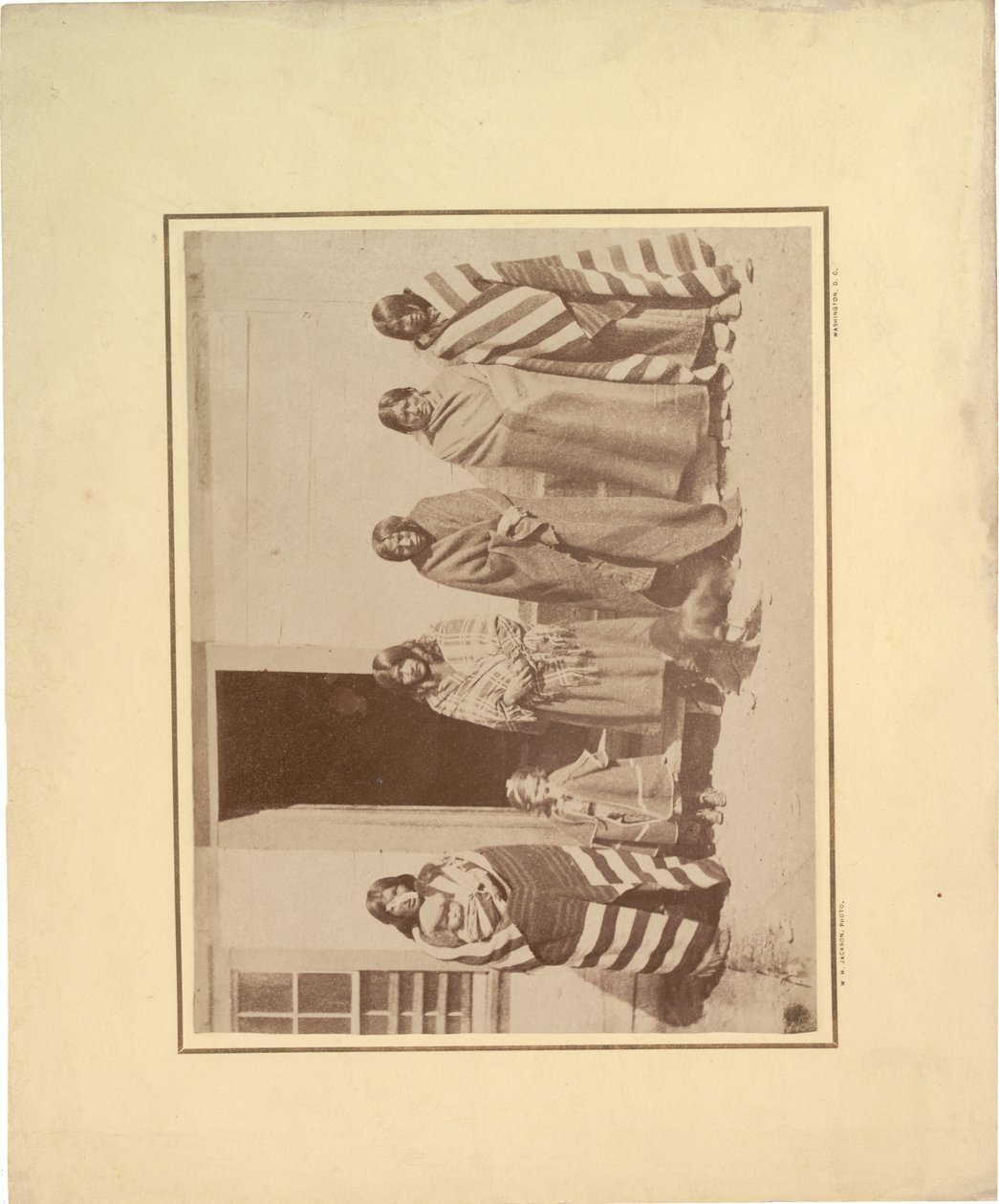 一群五个美国原住民妇女与年轻女孩和婴儿，1871年（棕褐色照片） 作者 威廉·希克斯·杰克逊