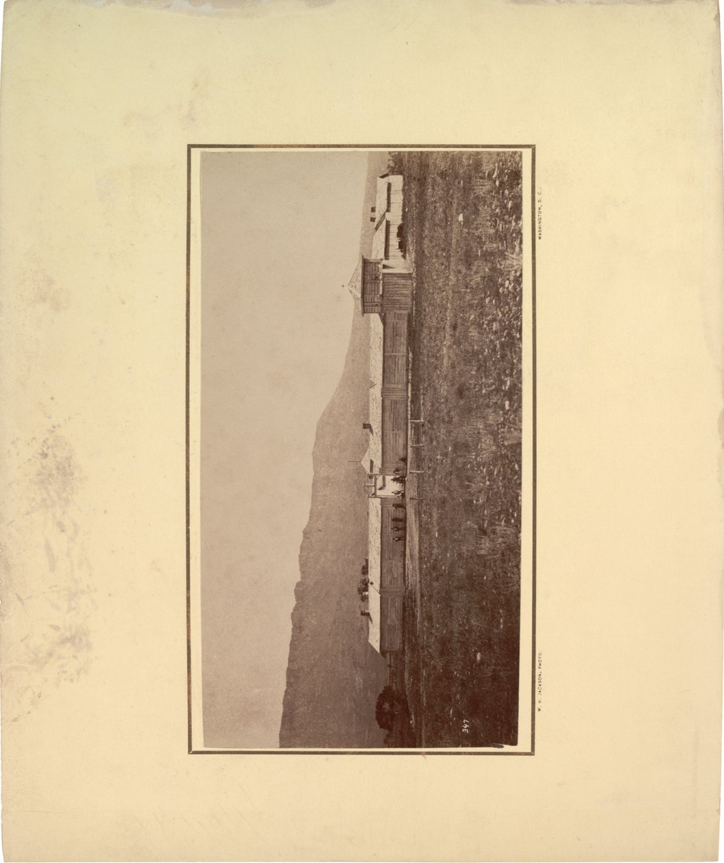 与几名男子的寨子的视图聚集在入口大门，1871年（棕褐色照片） 作者 威廉·希克斯·杰克逊