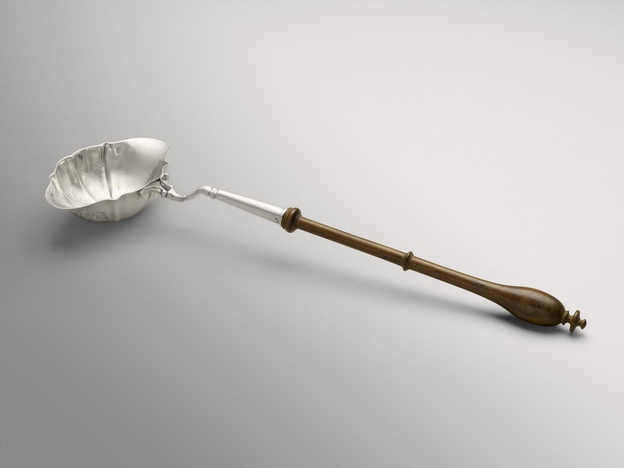 打孔或托迪钢包c。 1754-1785年（银色和不明木材） 作者 威廉·霍林斯黑德