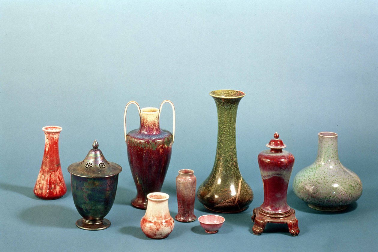 一组陶器花瓶和碗在Ruskin陶器制造，1898-1935（陶器） 作者 威廉·豪森·泰勒