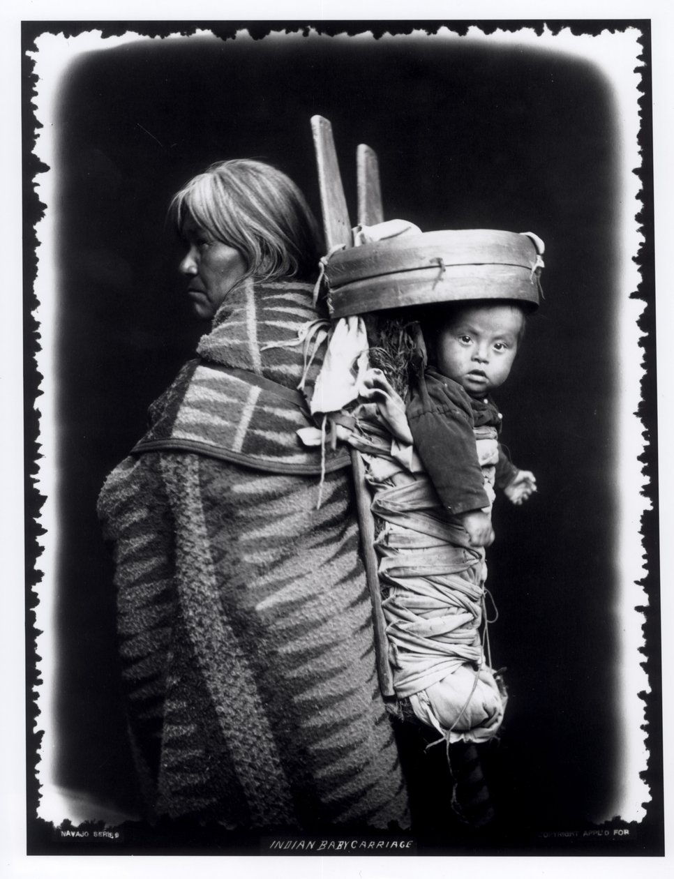 Navaho女人背着一个papoose，c.1914（bw照片） 作者 威廉·卡彭特