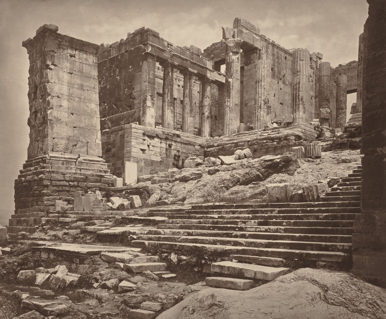 1882年，来自西南部的 Propylaea（照片） 作者 威廉·詹姆斯·斯蒂尔曼