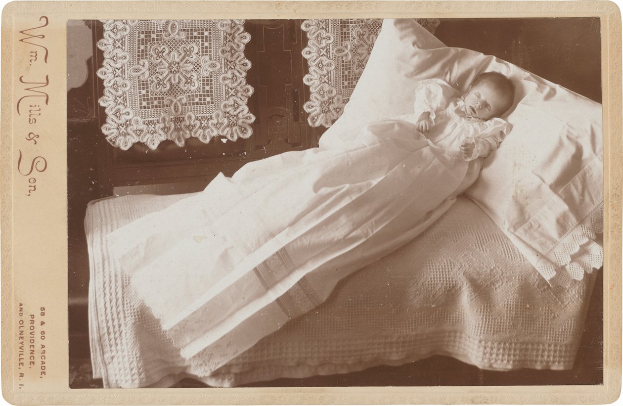 死后躺在床上的婴儿，1880-1890 年代（照片） 作者 威廉米尔斯父子