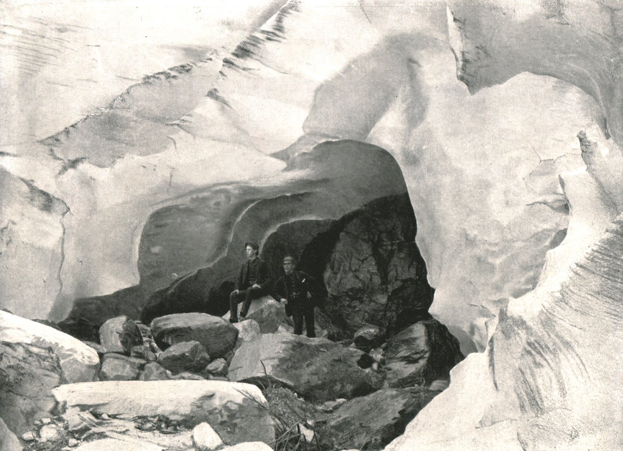 落基山脉：加拿大大唐纳德爵士的大冰川的冰洞，1895年。 作者 威廉·诺特曼和儿子