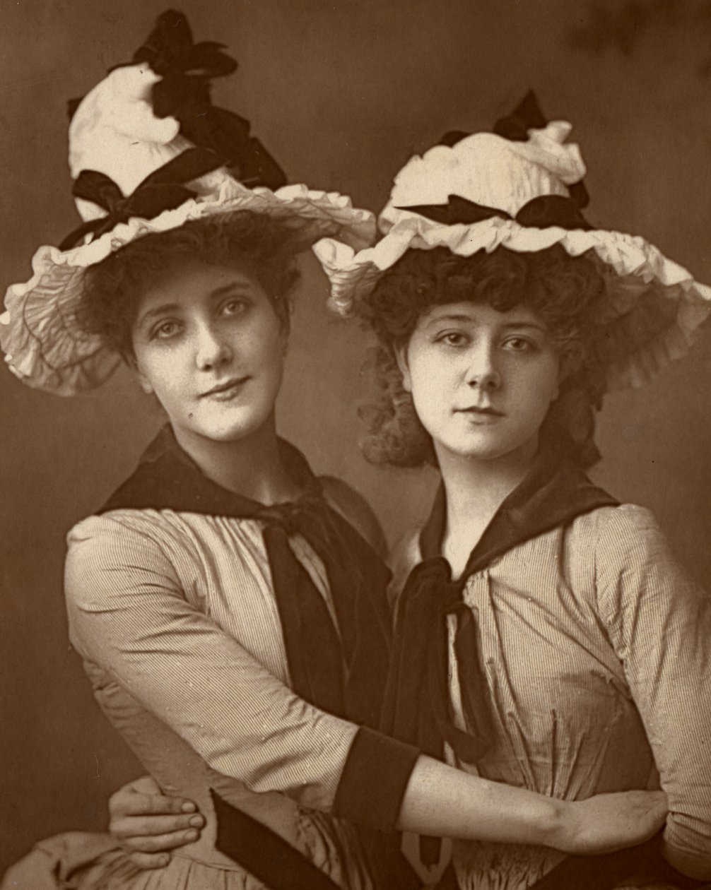 英国女演员莫德·米利特（Maude Millett）和安妮·休斯（Annie Hughes）的两朵玫瑰，1888年 作者 威廉和丹尼尔唐尼