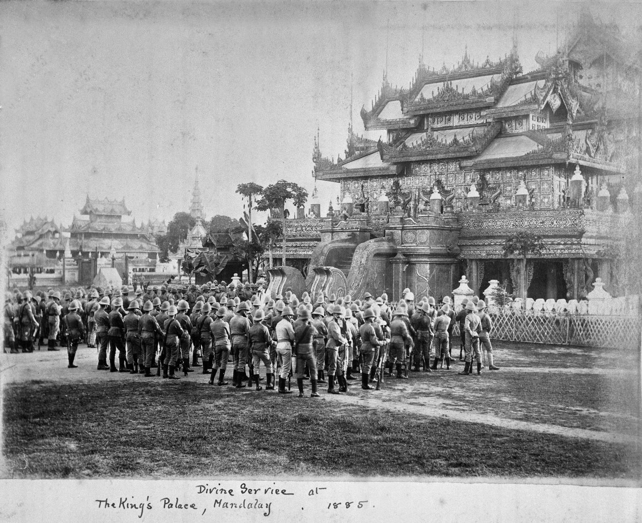 1885年，曼德勒国王宫殿的神圣服务。 作者 威洛比华莱士胡珀