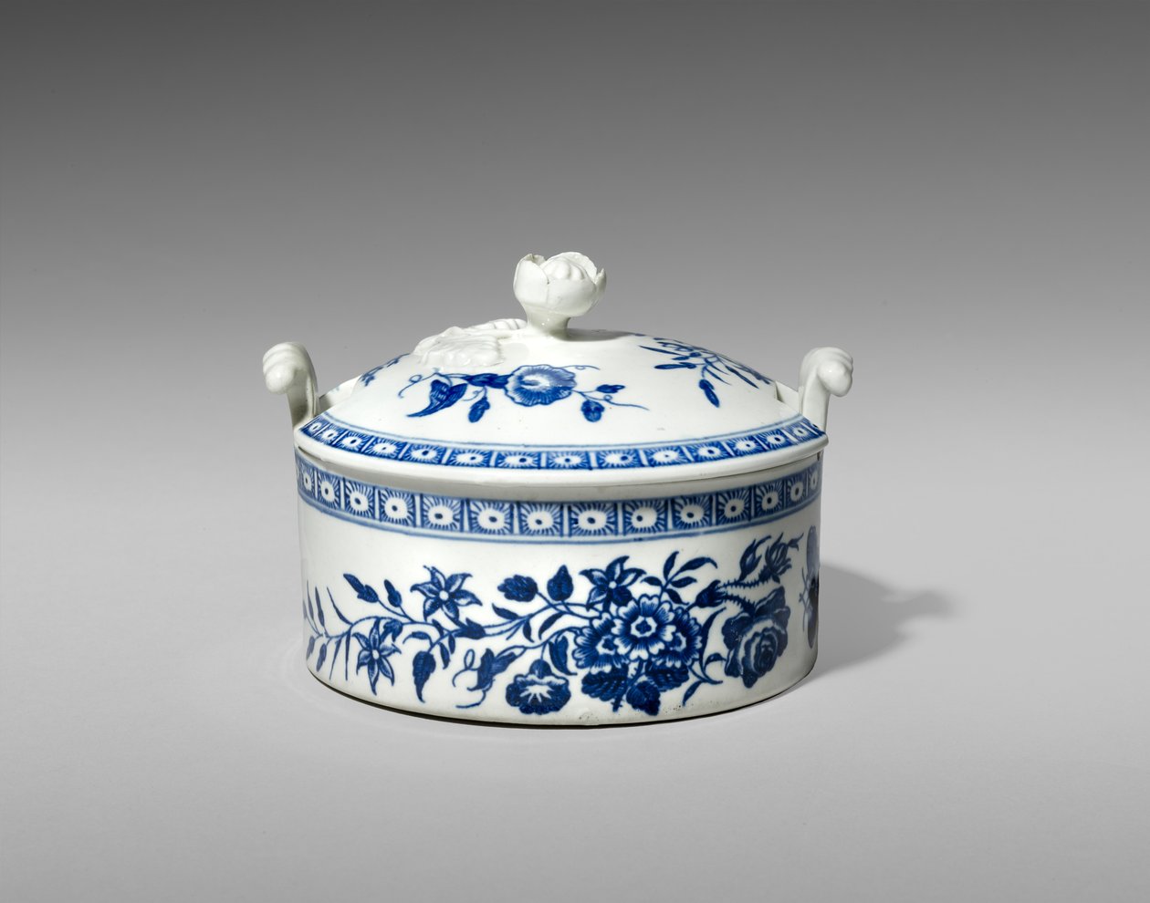 黄油浴缸c。 1770-1783年（带转印的软膏瓷器） 作者 伍斯特瓷器厂