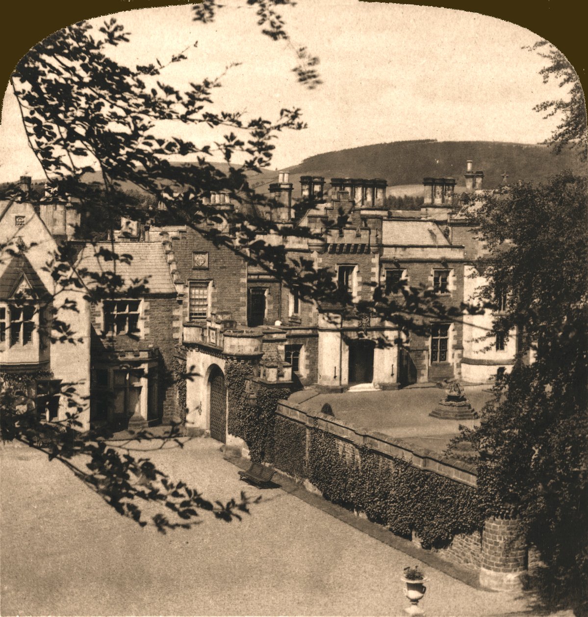 阿伯茨福德，苏格兰沃尔特·斯科特爵士的故居，1896年。 作者 作品和太阳雕塑工作室