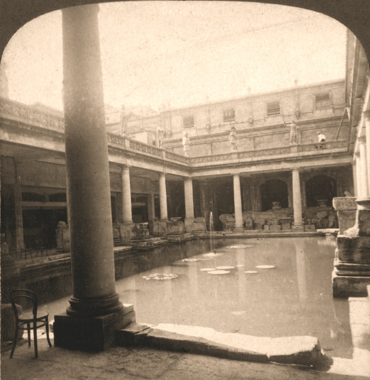 罗马浴场，英国巴斯，1900年。 作者 作品和太阳雕塑工作室