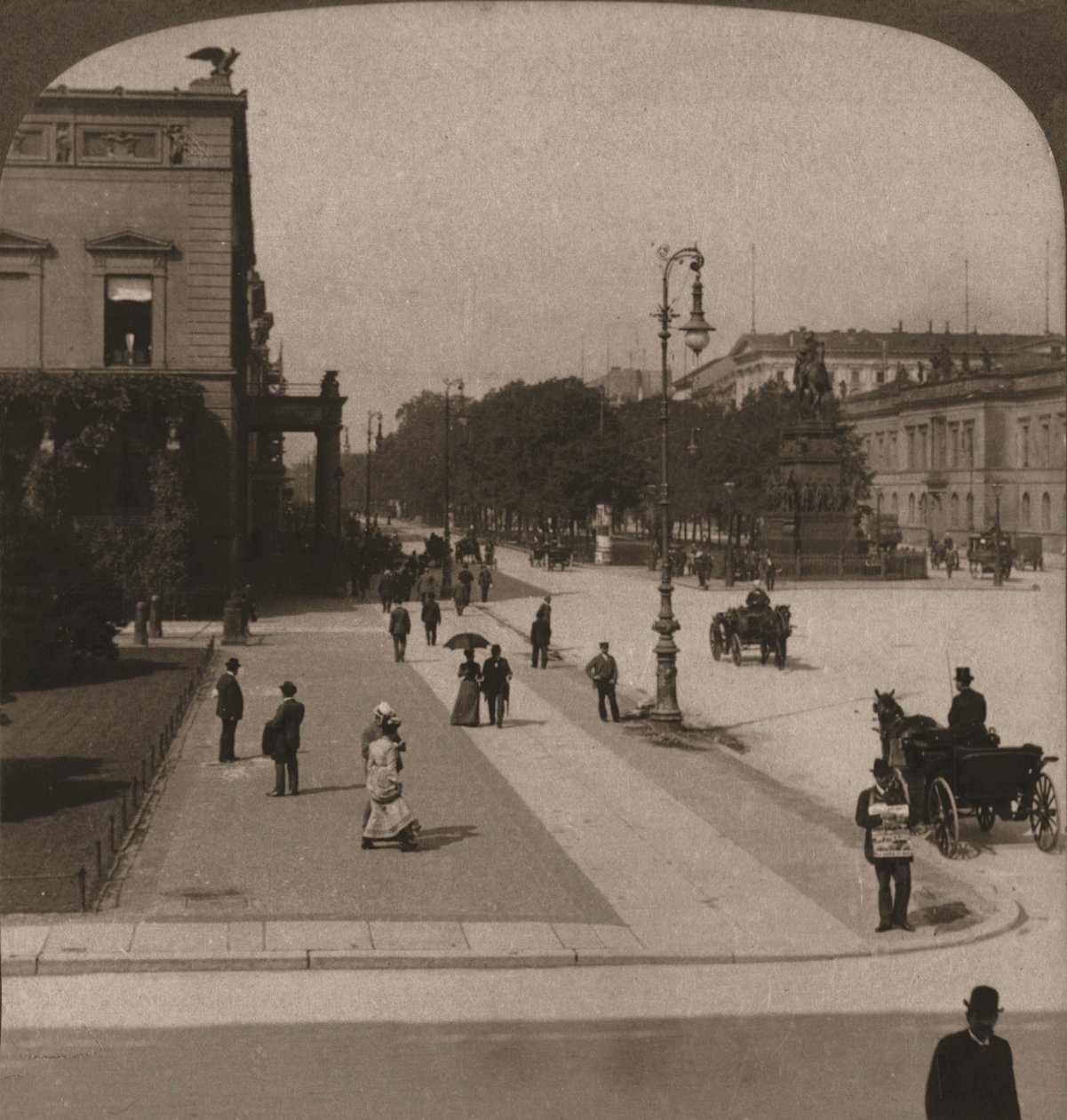 林登大街（Unter den Linden），柏林，1903年。 作者 作品和太阳雕塑工作室