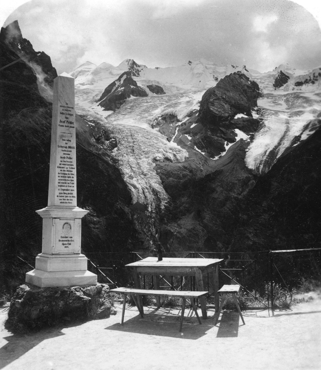 蒂罗尔州诺斯市魏塞·诺特（Wilse Knott）Stilfserjoch Strasse的一座纪念碑，建于约1900年代。 作者 沃思和儿子