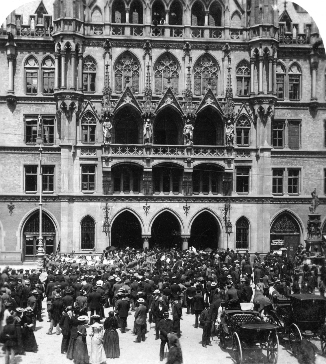 c1900年代，德国慕尼黑市政厅举行的一场户外音乐会。 作者 沃思和儿子